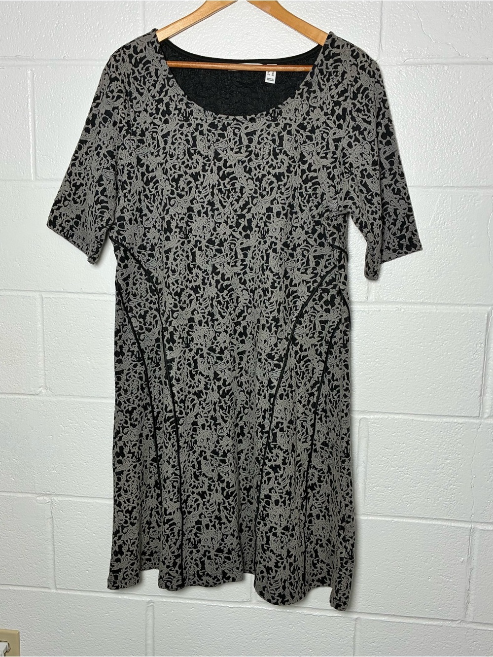 Isaac Mizrahi Live jacquard black gray paisley dress